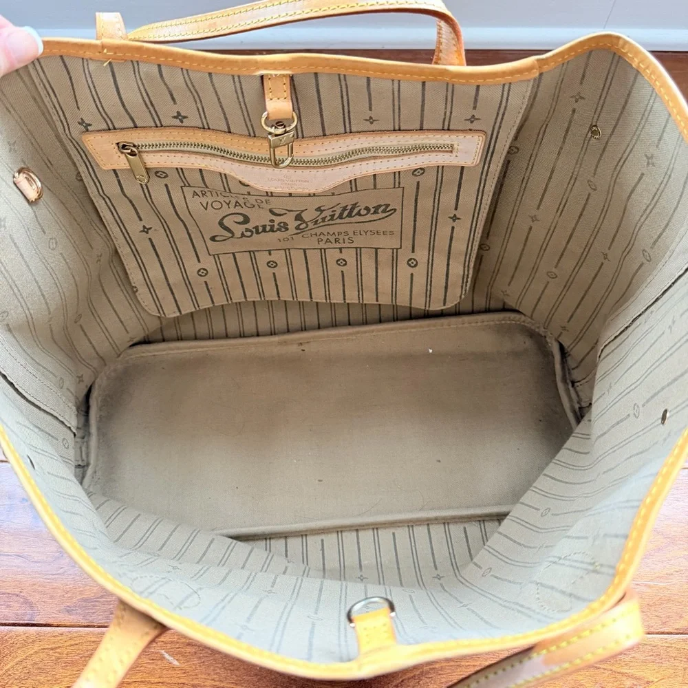 Women’s Tote - Picture 4 of 9